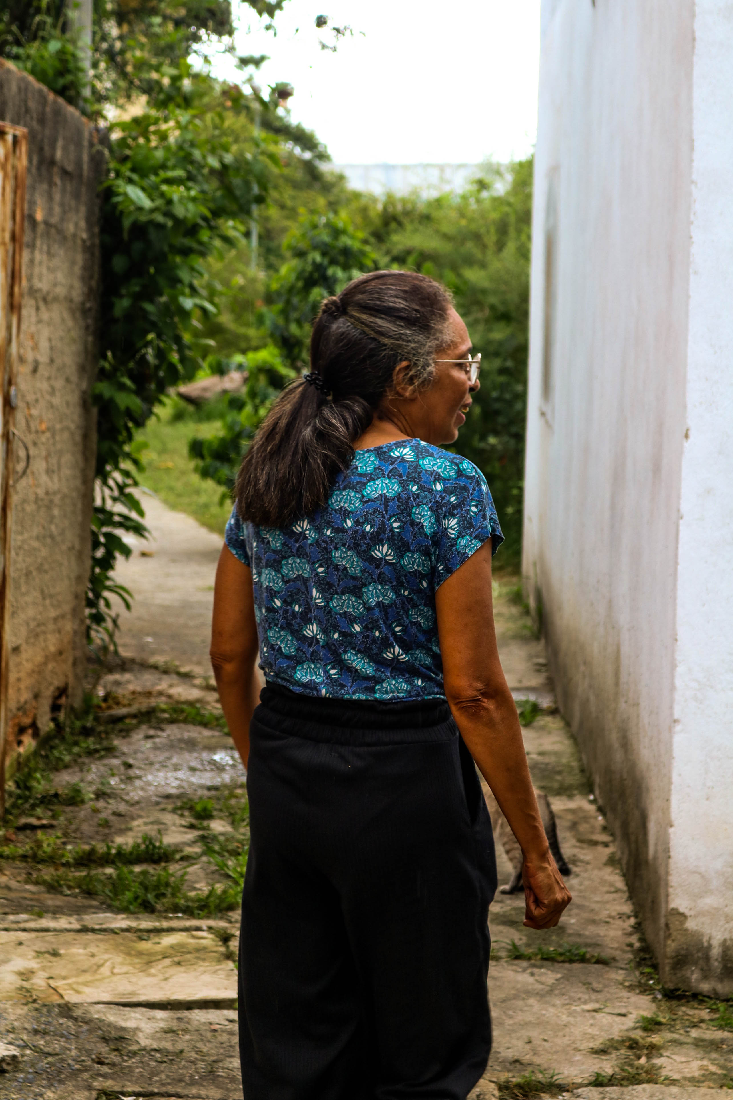 Quando recebe visitas, Gláucia faz questão de mostrar  todas as áreas que compõem o quilombo: casas e quintais. Quanto mais gente reconhecer a história desses territórios, maior a pressão para reconhecimento legal.