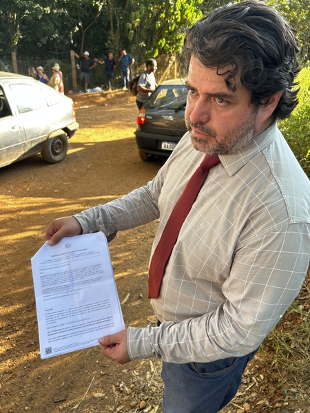 Advogado popular Henrique Lanzarotti mostra decisão do juiz que comprova o abuso policialesco nas mediações da ocupação.