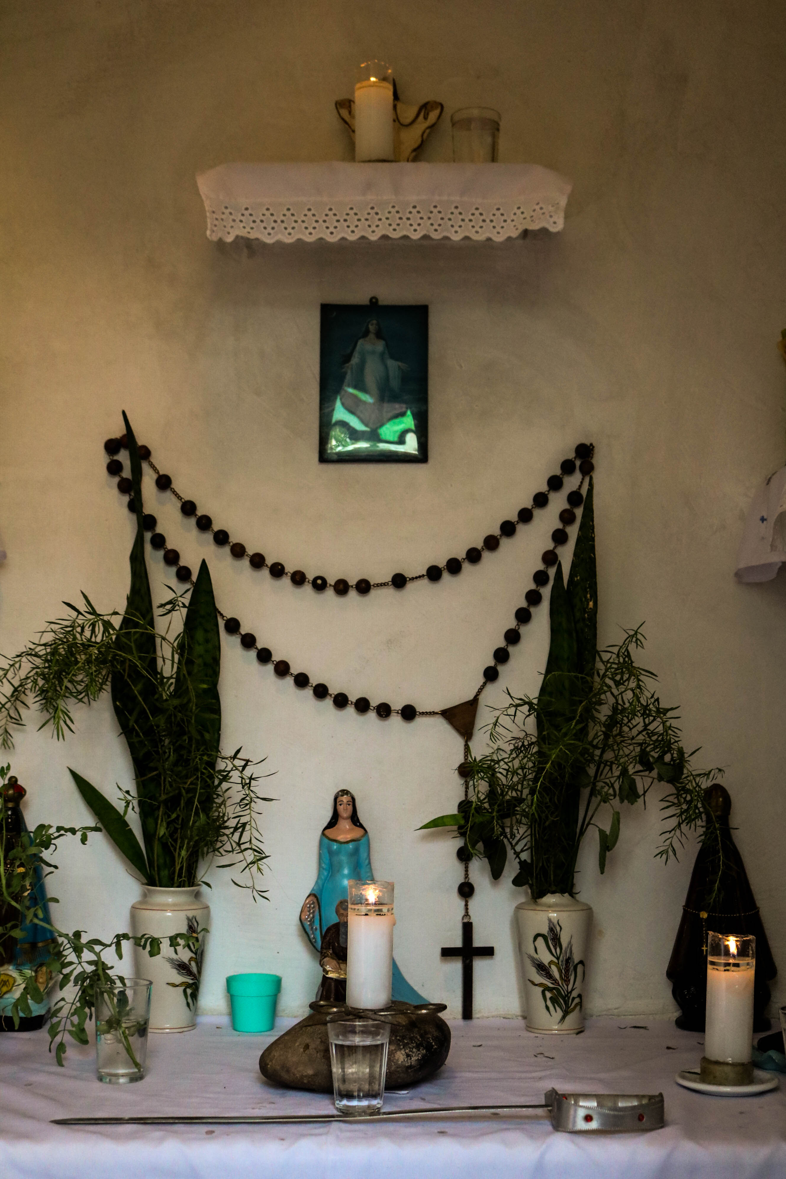 A firmeza de velas é realizada constantemente, e é nesse momento que moradoras e moradores fazem suas orações para a prosperidade do quilombo.